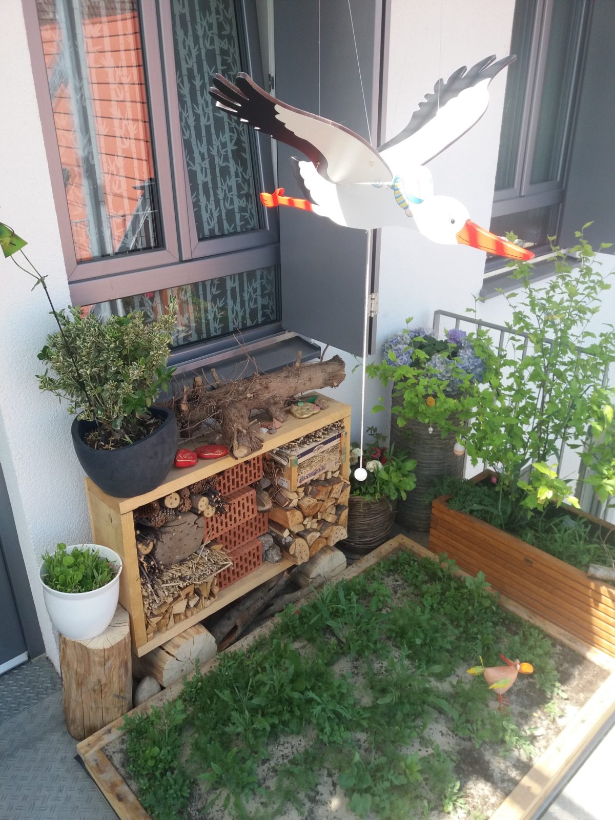 Ein urbanes Bienenhotel mit Blühstreifen