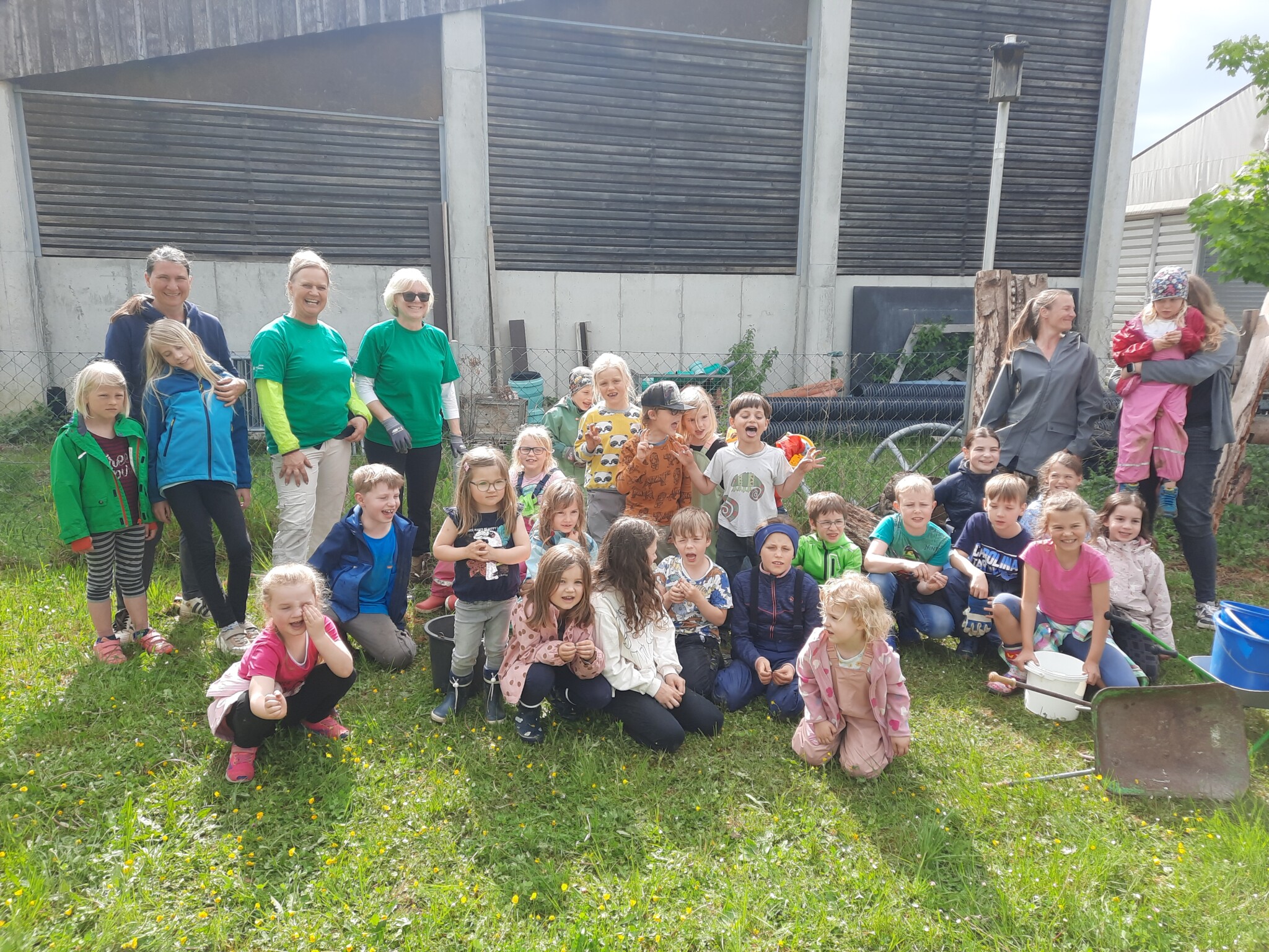 Neu Kinder-und Jugendgruppe im Obst-und Gartenbauverein legt gleich mit Totholz- und Steinhaufen, sowie ein bienenfreundliches Hochbeet bei &quot;Wir tun was für die Bienen; los