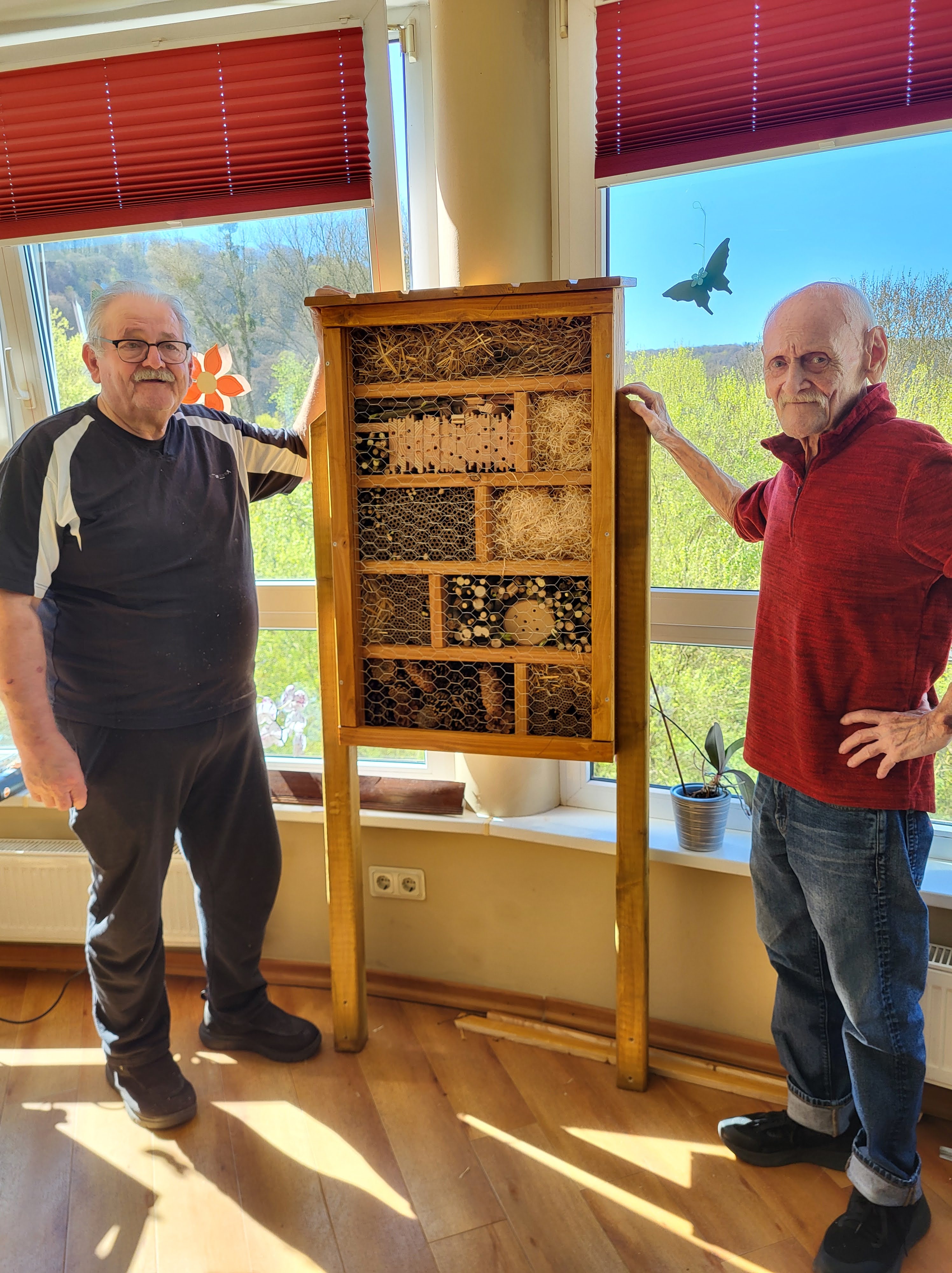 Insektenhotel im Staudenbeet