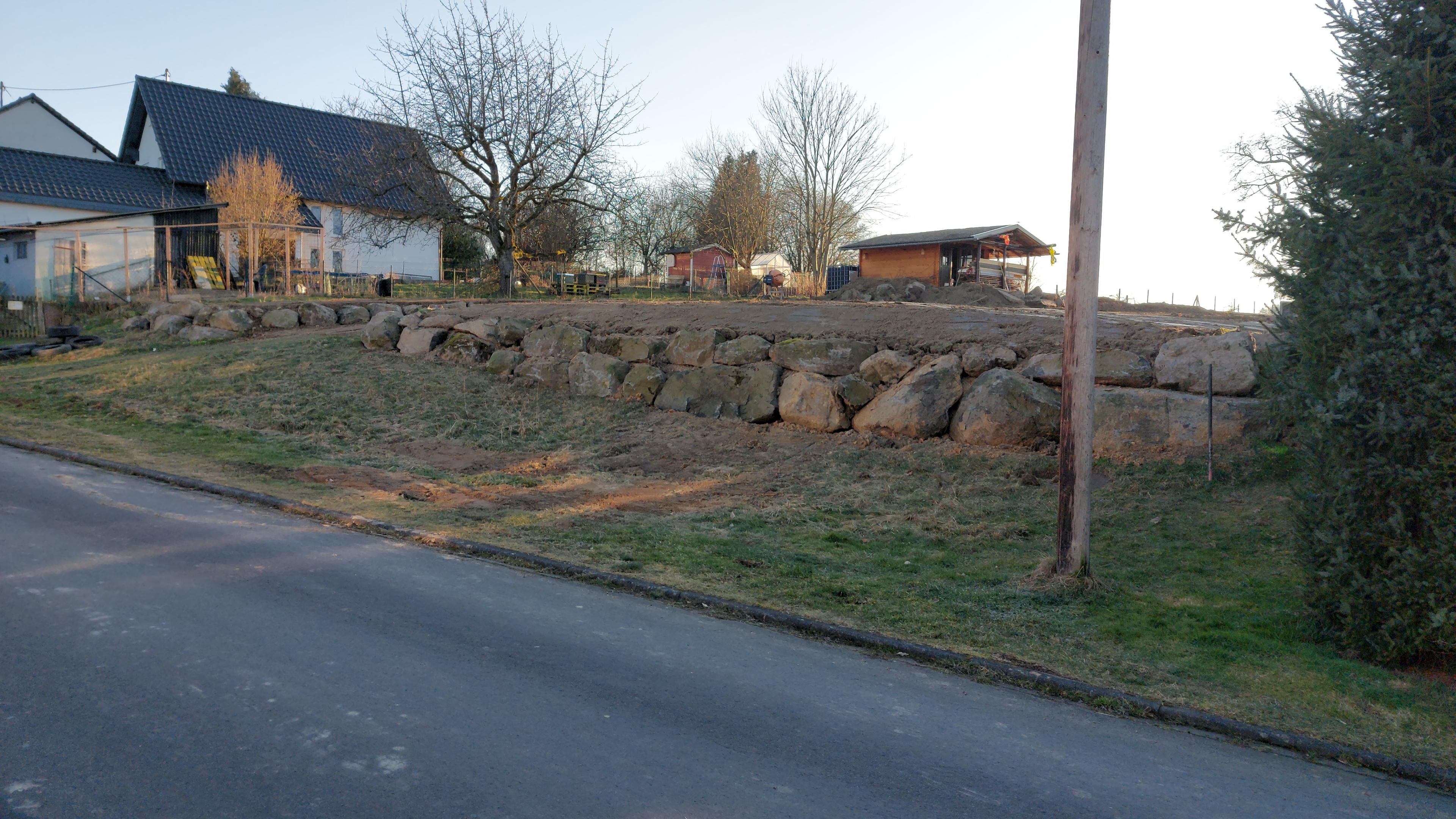 Natursteinhang mit Insektentankstelle