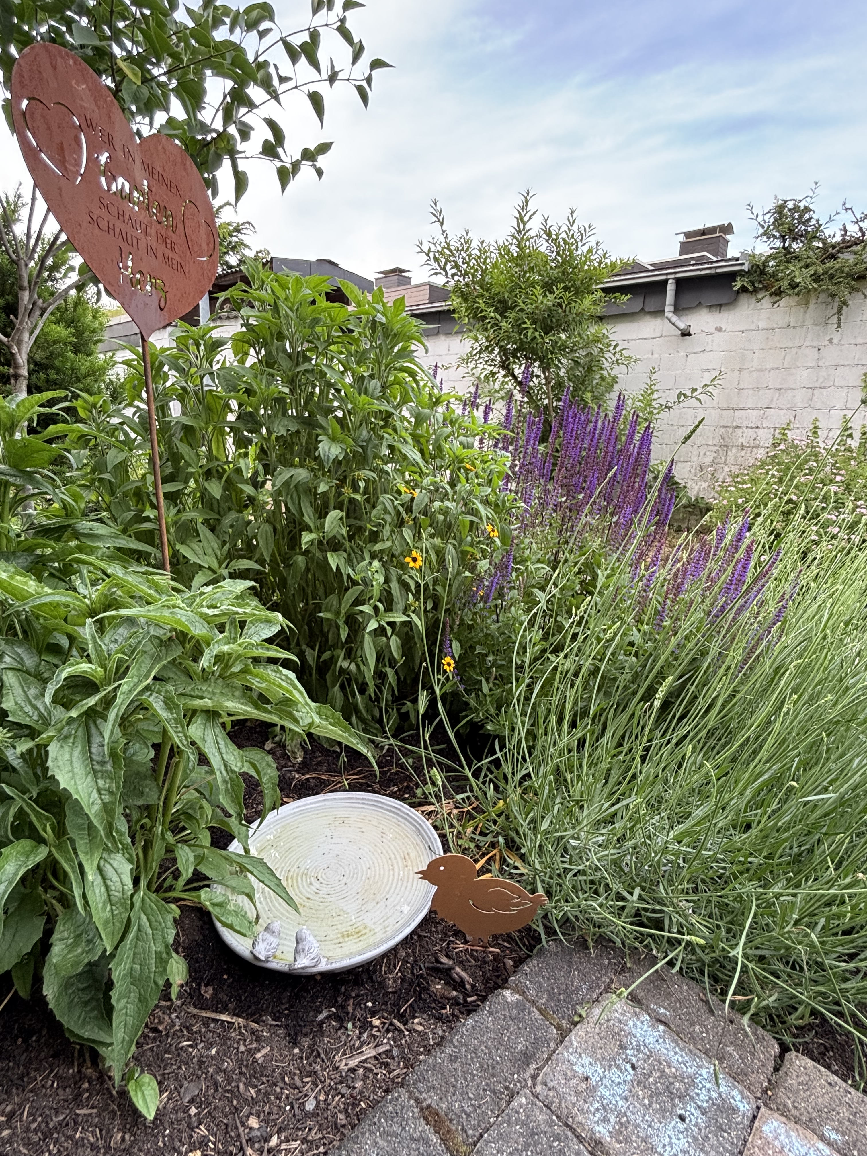 Wer in unseren Garten schaut, schaut in unsere Herzen
