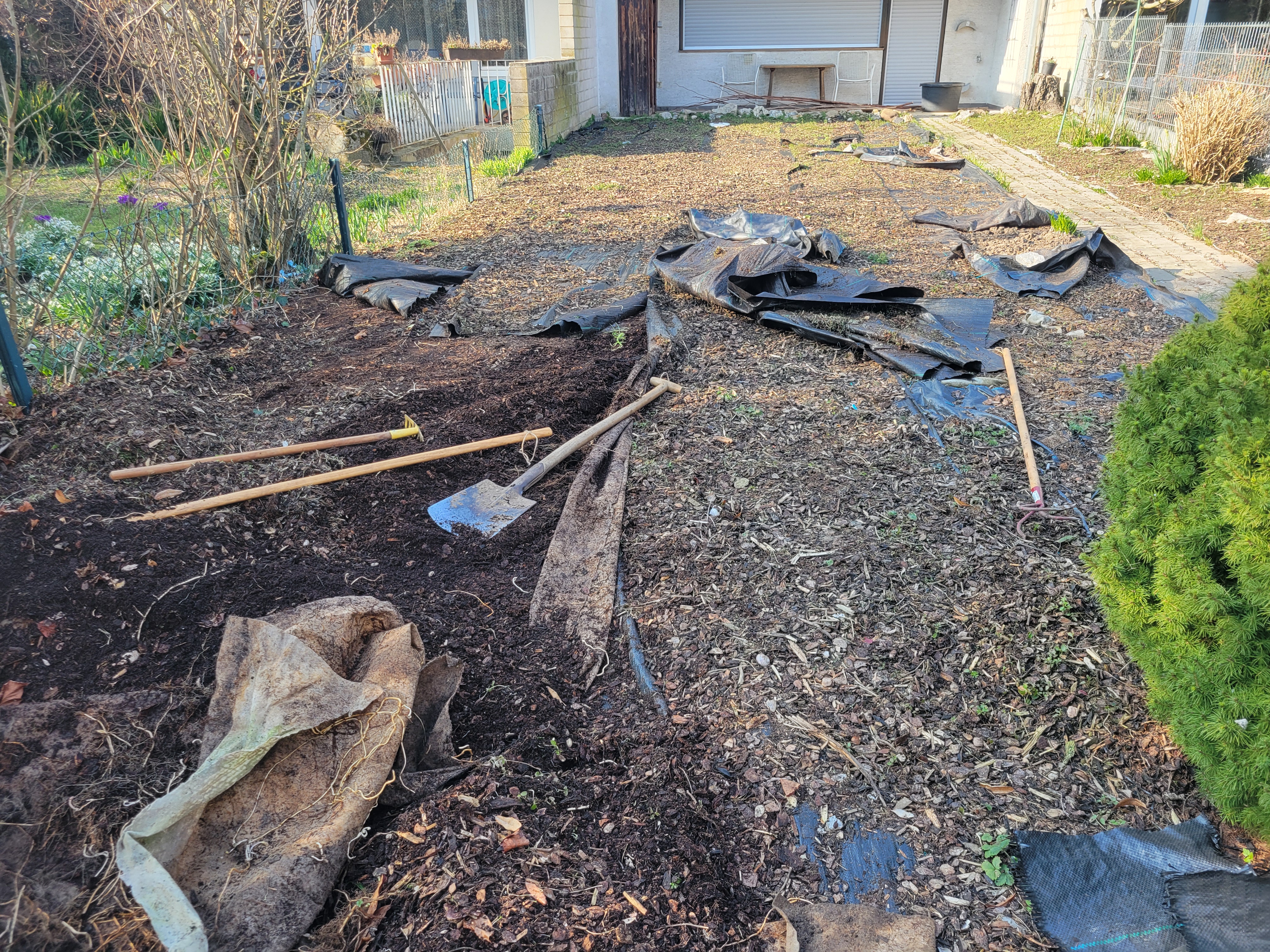 Garten von Nachbarreihenhaus übernommen und verwandelt