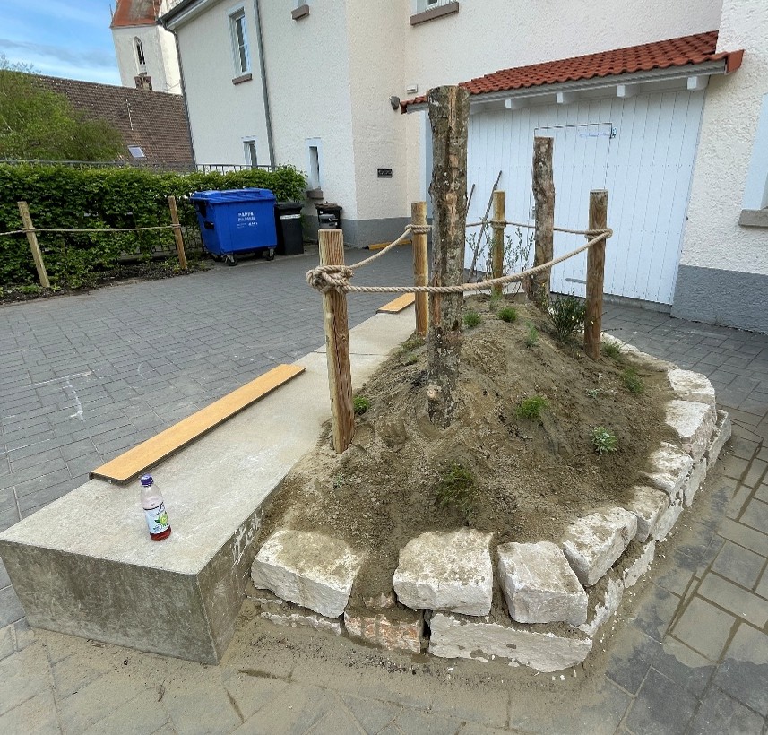 Umgestaltung der tristen Schulhofbeete in lebendige Biotope
