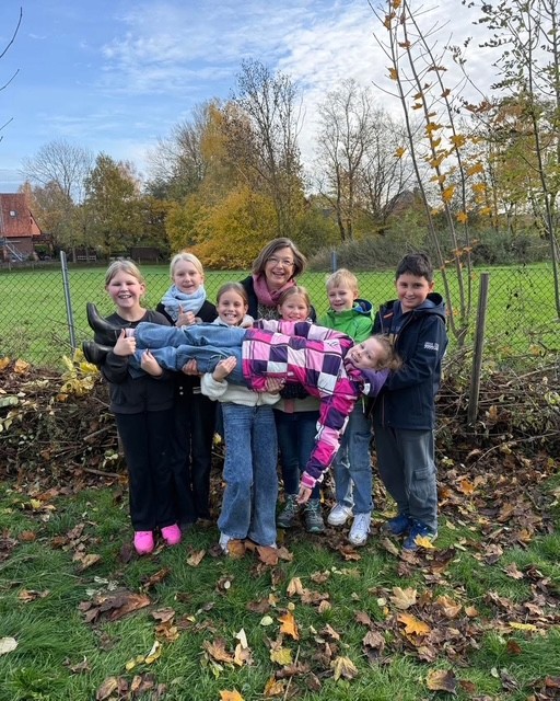 Mit heimischen Stauden Lebensräume schaffen – Die Bienen-AG der Grundschule Lauenhagen